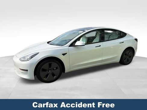 Used 2023 Tesla Model 3 Standard Range image 2