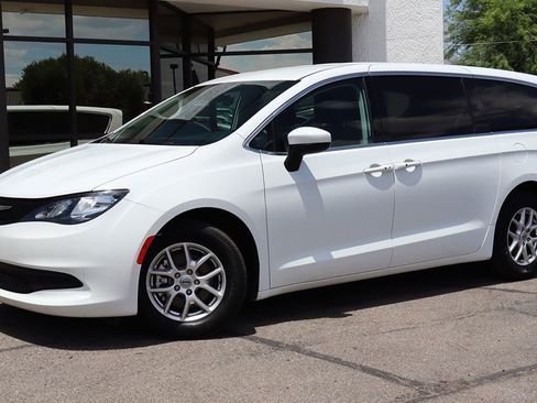 Used 2023 Chrysler Voyager LX FWD image 3