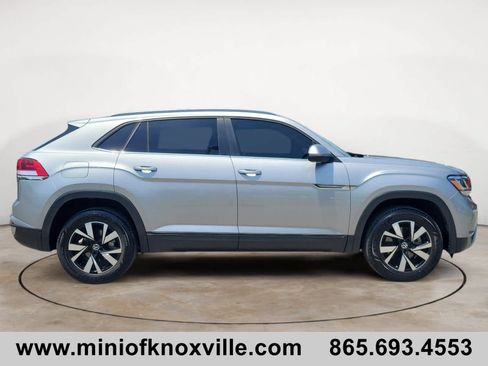 Used 2022 Volkswagen Atlas Cross Sport SE FWD image 2