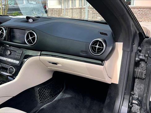 Used 2020 Mercedes-Benz SL 550 image 17