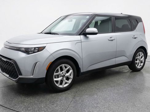Used 2025 Kia Soul LX w/ LX Technology Package FWD image 3