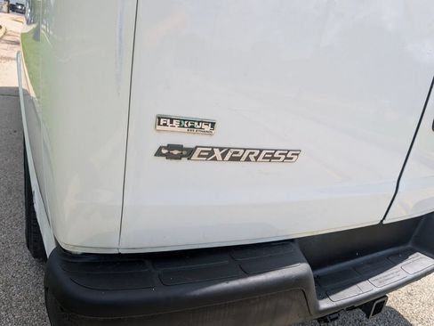 Used 2011 Chevrolet Express 3500 Extended RWD image 31