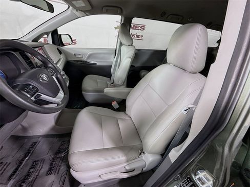 Certified 2020 Toyota Sienna L image 24