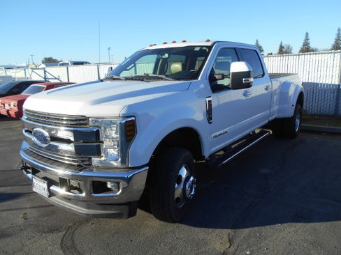Used 2018 Ford F350 Lariat w/ Lariat Value Package image 3