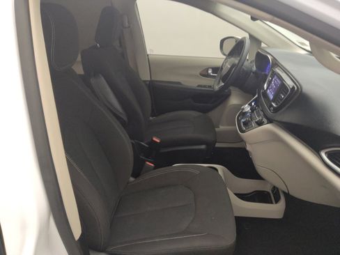Used 2023 Chrysler Voyager LX FWD image 21