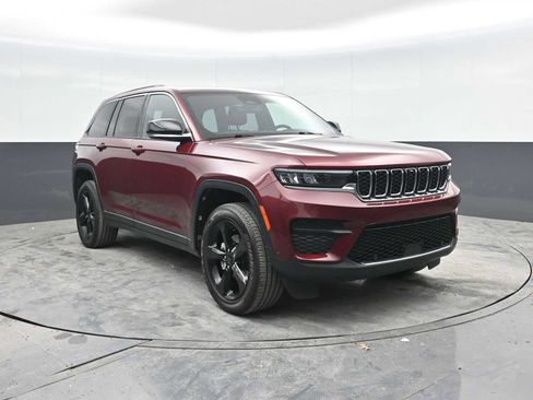 Used 2022 Jeep Grand Cherokee Altitude AWD/4WD image 6