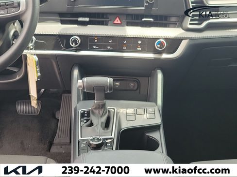 Used 2025 Kia Sportage LX AWD/4WD image 19