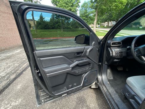Used 2024 Toyota Tacoma SR5 AWD/4WD image 17