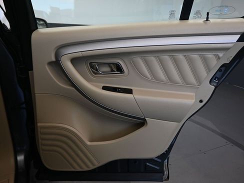 Used 2017 Ford Taurus SE image 31