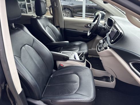 Used 2021 Chrysler Pacifica Touring-L FWD image 32