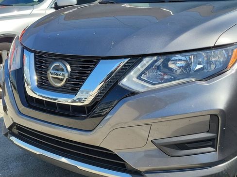 Used 2018 Nissan Rogue SV image 3