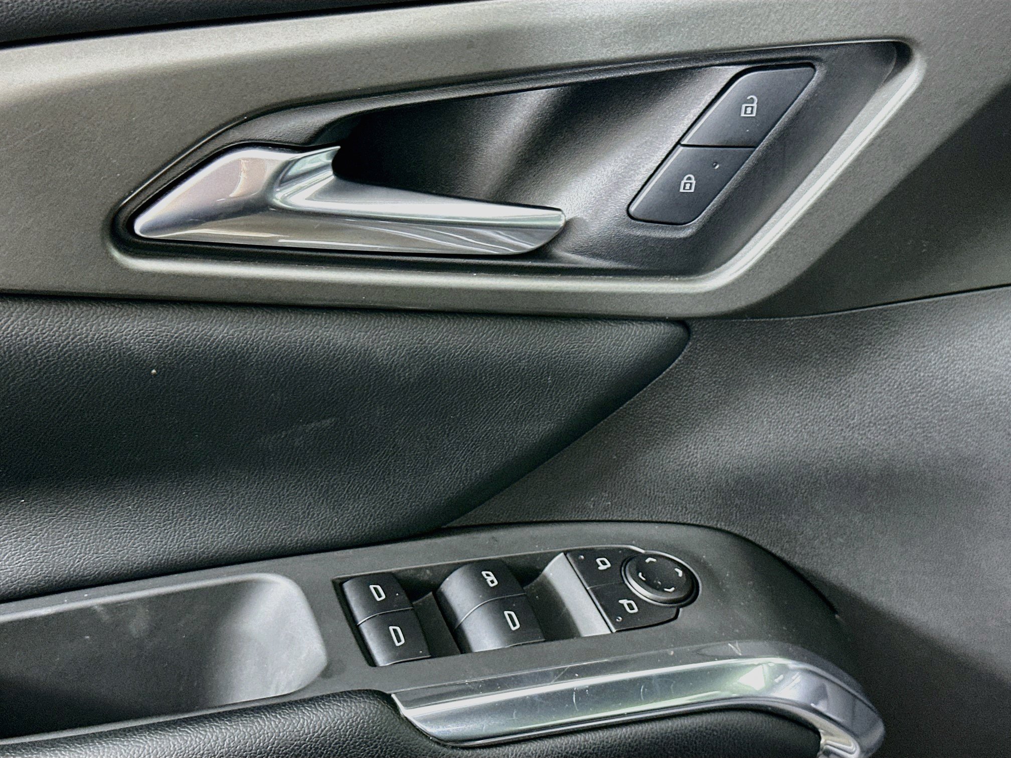 Used 2025 Chevrolet Traverse LT FWD image 15