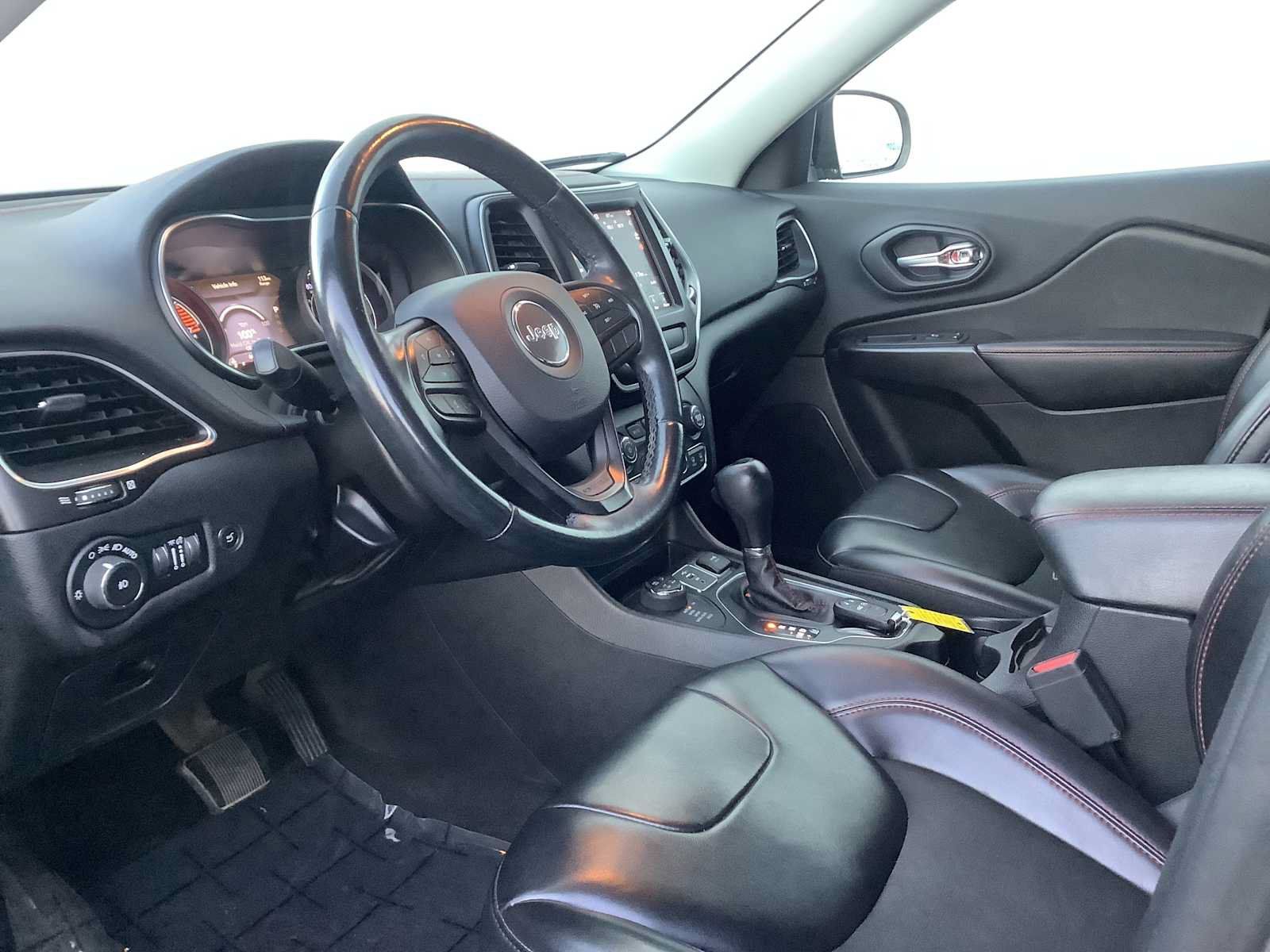 Used 2019 Jeep Cherokee Trailhawk w/ Comfort/Convenience Group AWD/4WD image 3