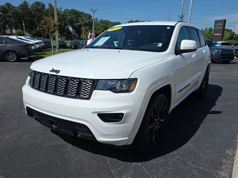 Used 2020 Jeep Grand Cherokee Laredo RWD image 2