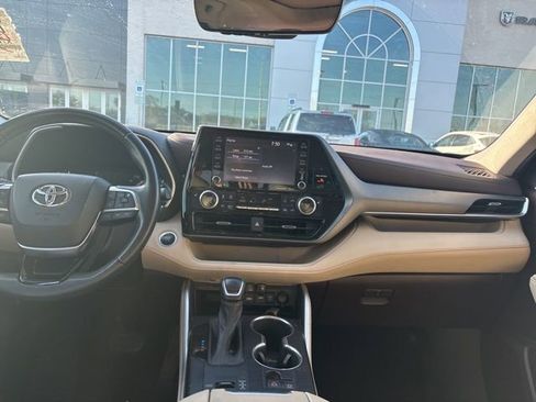 Used 2021 Toyota Highlander XLE image 16
