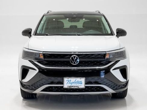 Used 2023 Volkswagen Taos SE w/ Panoramic Sunroof Package FWD image 4