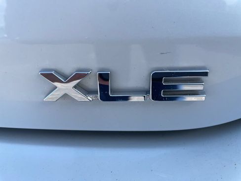 Used 2021 Toyota Highlander XLE AWD/4WD image 9