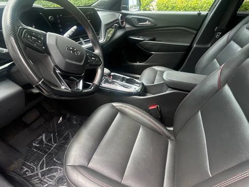 Used 2025 Chevrolet Trax RS w/ Sunroof Package FWD image 12