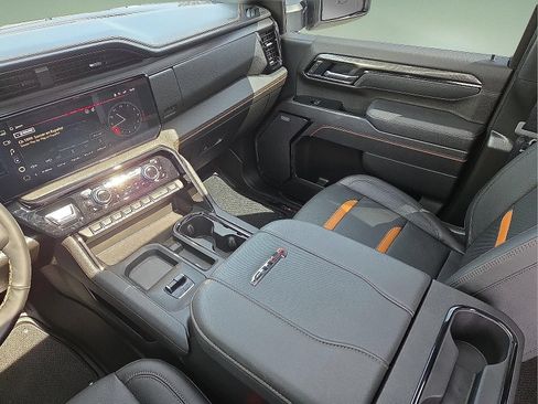 Used 2025 GMC Sierra 2500 AT4 w/ AT4 Premium Plus Package AWD/4WD image 9