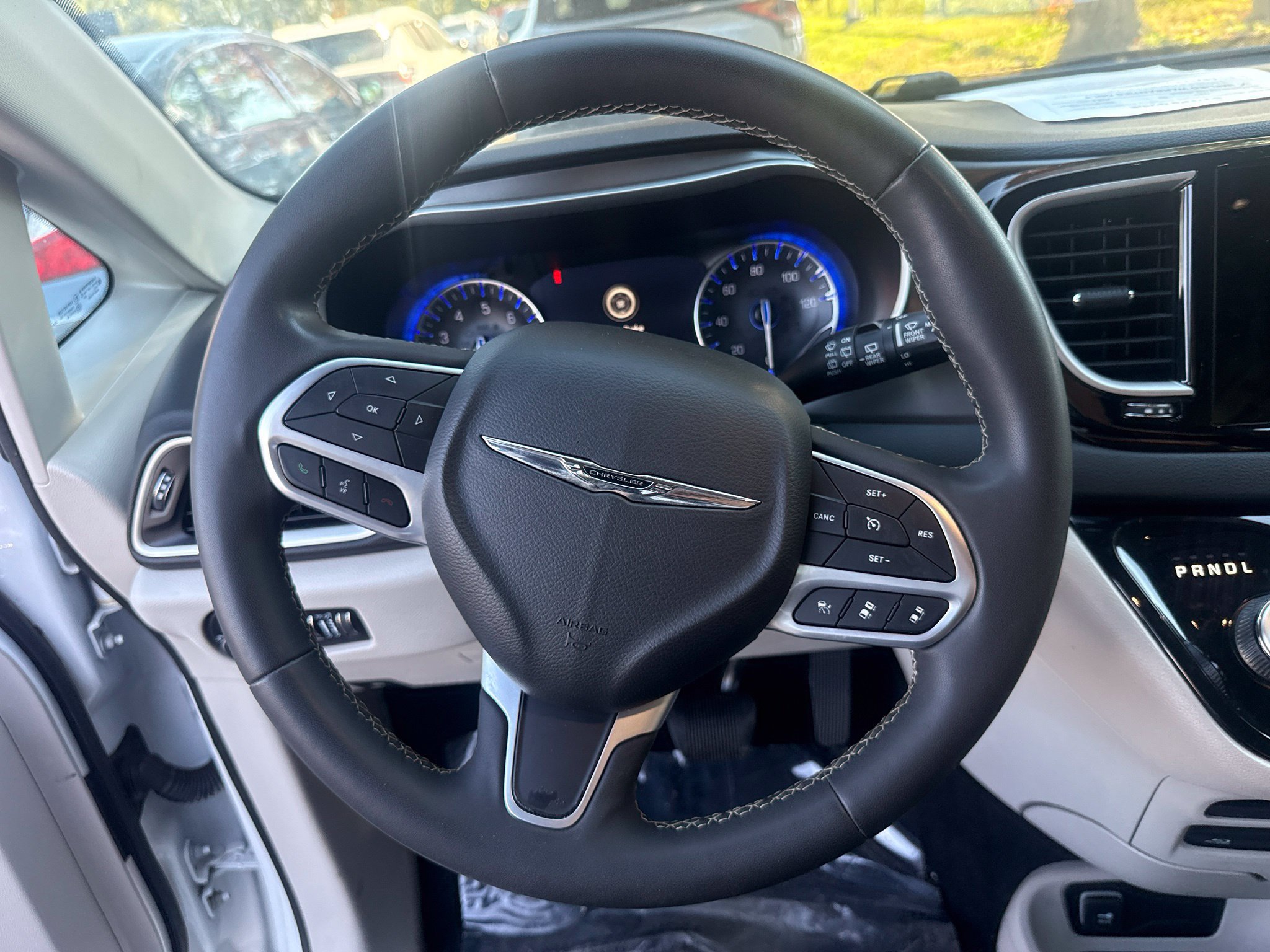 Used 2022 Chrysler Pacifica Touring-L w/ Uconnect Theater Family Group FWD image 18