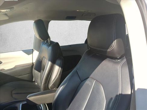 Used 2024 Chrysler Pacifica Touring-L image 16