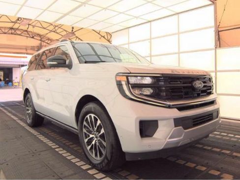 Used 2025 Ford Expedition Platinum AWD/4WD image 4