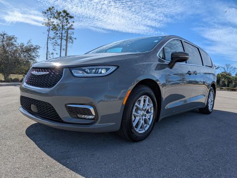 Used 2023 Chrysler Pacifica Touring-L image 9