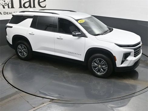 Used 2025 Chevrolet Traverse LT image 36