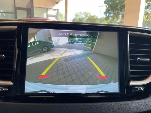 Used 2025 Chrysler Pacifica Select image 17