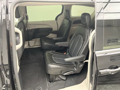 Used 2024 Chrysler Pacifica Touring-L image 11