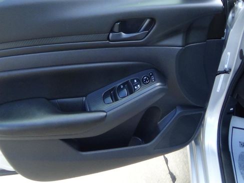 Used 2024 Nissan Altima 2.5 SV image 14