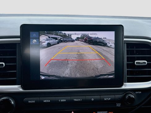 Used 2024 Hyundai Venue SE FWD image 11