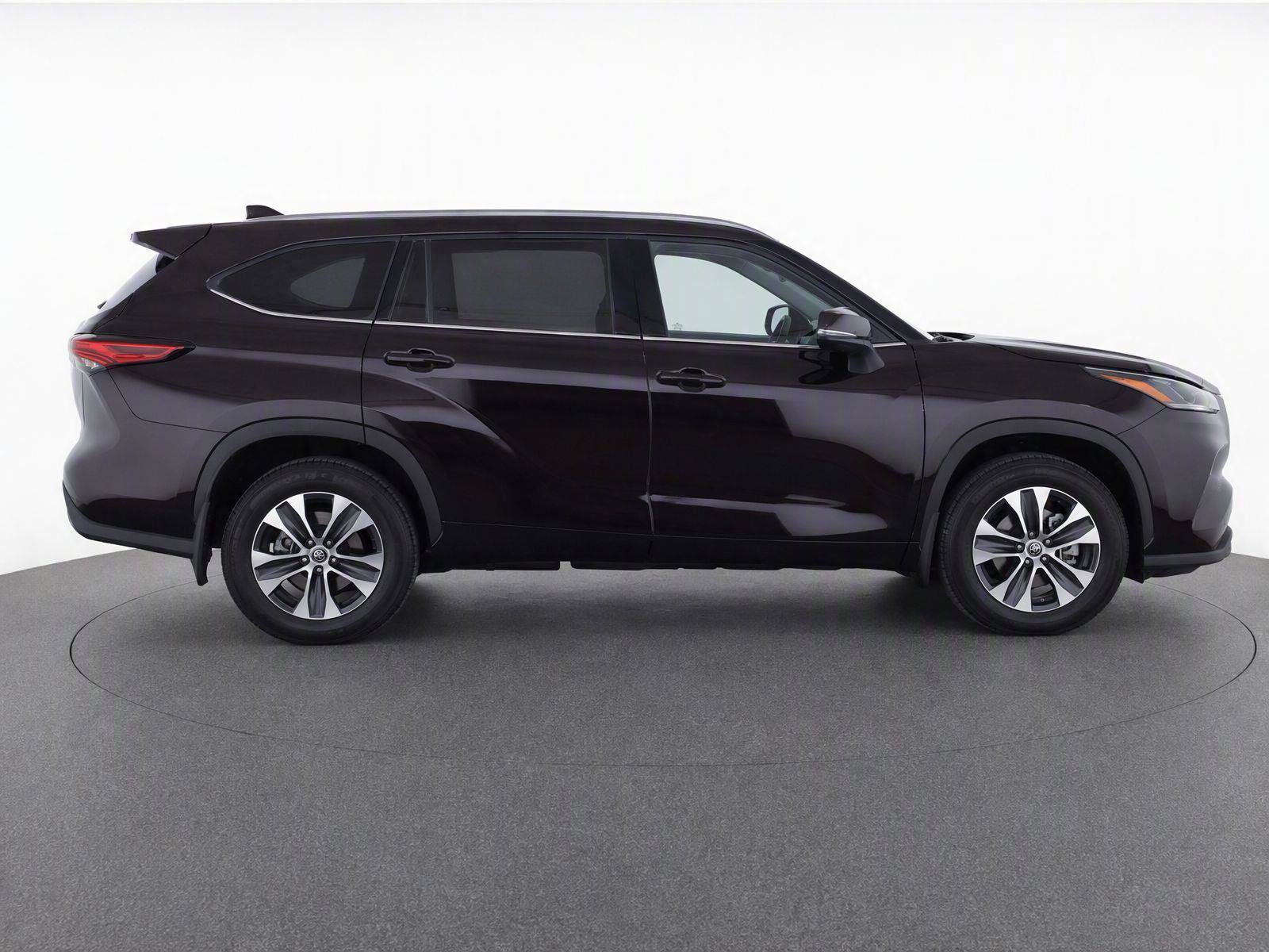 Used 2021 Toyota Highlander XLE AWD/4WD image 5