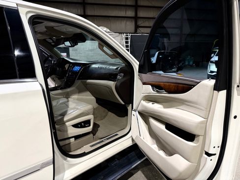 Used 2015 Cadillac Escalade Premium RWD image 26