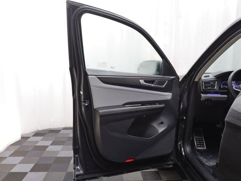 Used 2025 Volkswagen Atlas Peak Edition SE image 4