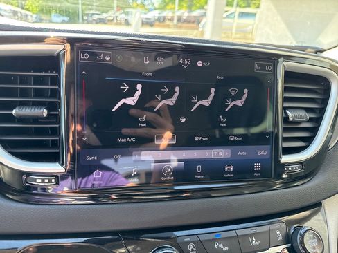 Used 2024 Chrysler Pacifica Touring-L FWD image 19