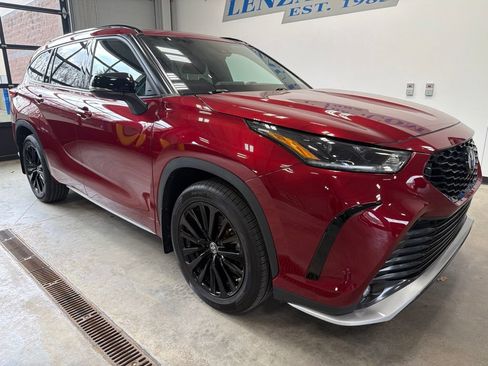 Used 2023 Toyota Highlander XSE AWD/4WD image 2