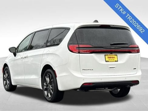 New 2026 Chrysler Pacifica Select image 4