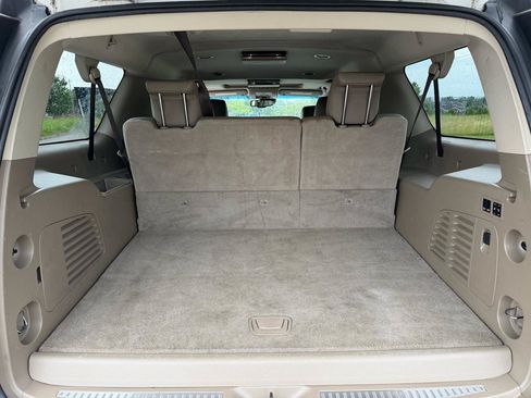 Used 2018 Chevrolet Suburban Premier AWD/4WD image 17