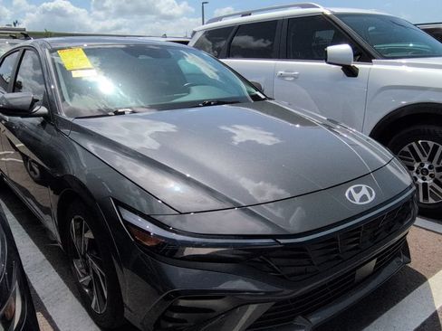 Used 2024 Hyundai Elantra SEL w/ Convenience Package FWD image 2