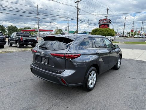Used 2022 Toyota Highlander LE image 7