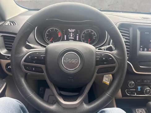 Used 2021 Jeep Cherokee Latitude FWD image 22