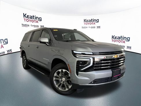 Used 2025 Chevrolet Suburban LT w/ Comfort Package RWD image 3