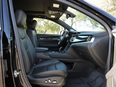 Certified 2025 Cadillac XT6 Premium Luxury image 27