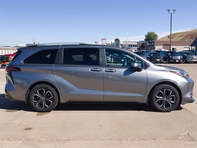 Used 2026 Toyota Sienna Platinum AWD/4WD image 5