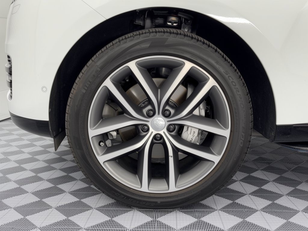 Used 2025 Land Rover Range Rover SE AWD/4WD image 13