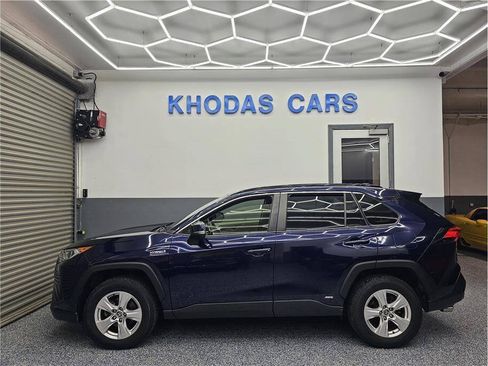 Used 2020 Toyota RAV4 XLE w/ Convenience Package AWD/4WD image 1