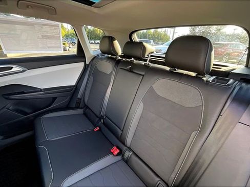 New 2025 Volkswagen Taos SE image 11