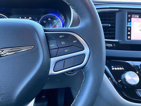 Used 2022 Chrysler Voyager LX image 11