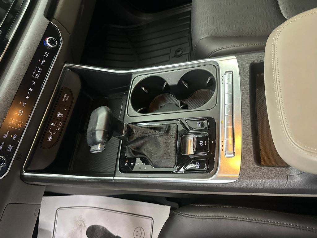 Used 2025 Kia Carnival EX FWD image 32